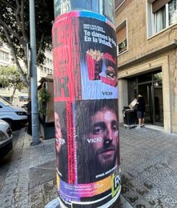 foto enganxada de cartells barcelona VICIO