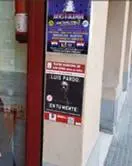 Carteles tipo A3 colocados en la entrada de una tienda en Barcelona