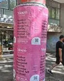 Ejemplo de carteles tipo wildposting colocados en una pared urbana