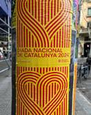 Cartells de la Diada Nacional de Catalunya colgados en als calles de la ciudad de Barcelona