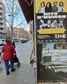 Cartells A3 enganxats en un espai urbà de Barcelona
