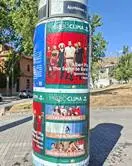 Posters publicitarios colocados en una calle de Barcelona
